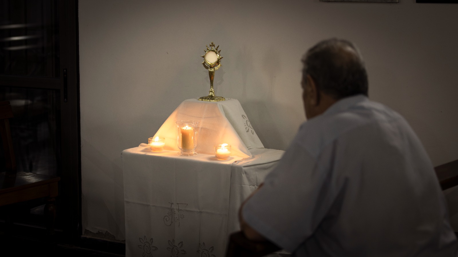 SANTÍSIMO SACRAMENTO CON VELAS