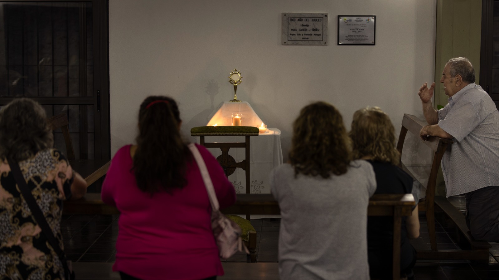 Comunidad reunida en oración