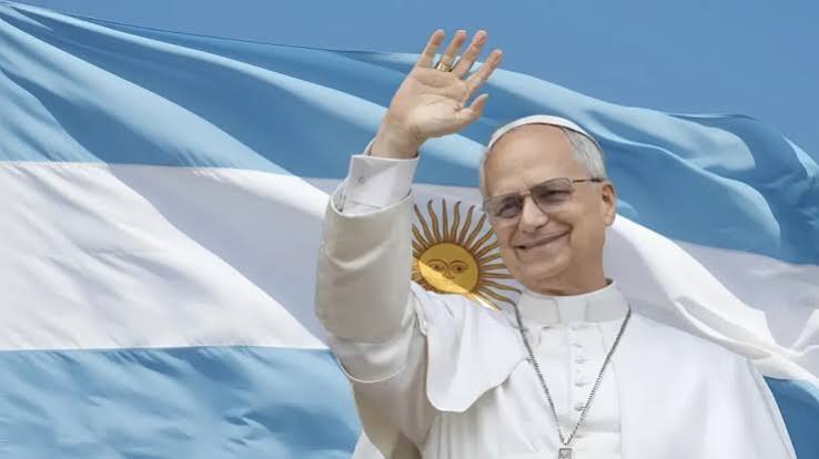 Papa León XIV saludando